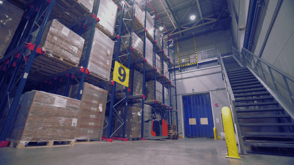 High-bay warehouse racking with palletized inventory, supporting warehouse inventory metrics like inventory turnover and days inventory outstanding.